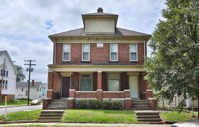 4 Bedroom , 2 Bath Newly Renovated Townhouse - Right off of High St - FREE Washer / Dryer and Off-street Parking