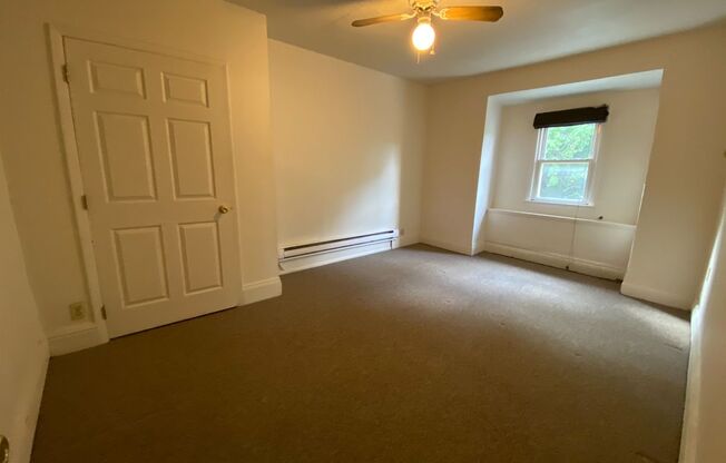 Spacious 1 Bedroom Apartment in South Oakland! Call Today to Schedule an Appointment!