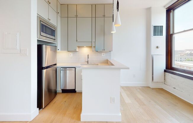 Modern Studio Apartment in Historic Building-Dupont Circle, Roof top, Updated Studio, Bright/Sunny!