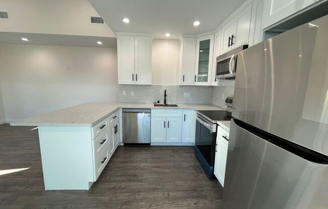 AVAILABLE NOW! 1+1 w/all appliances + private laundry! (21103 Mayall)