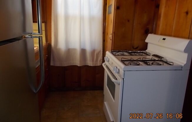 1 bed, 1 bath, $1,095, Unit 1421 1/2 El Rancho Dr