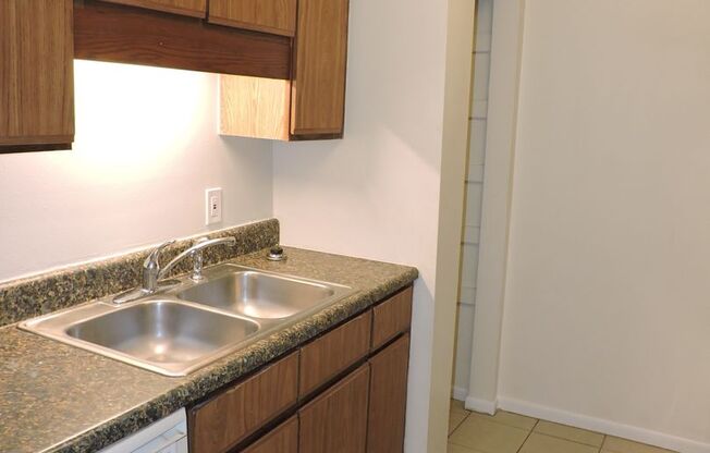 2 beds, 1 bath, $1,250, Unit Apt 24