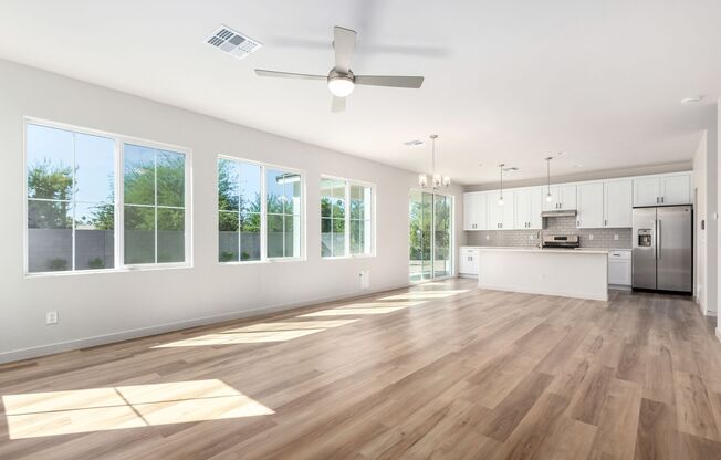 BEAUTIFUL PHOENIX HOME IN GATED COMMUNITY!