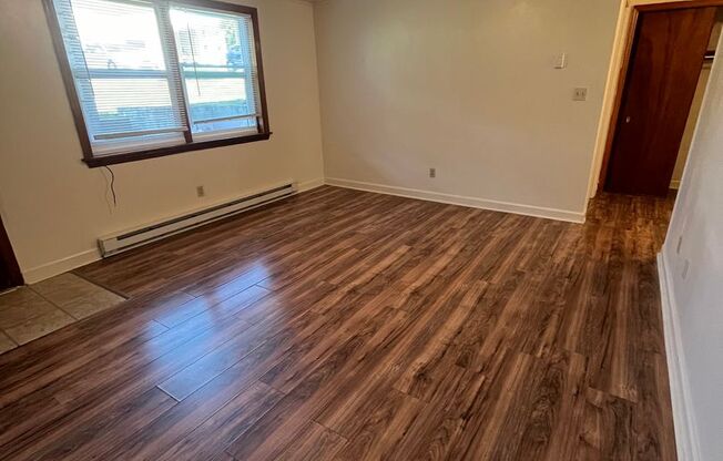 2 beds, 1 bath, 903 sqft, $1,140, Unit M-10