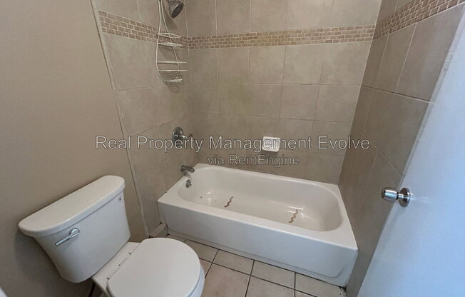 2 beds, 1 bath, 957 sqft, $999, Unit A