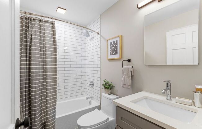 2 beds, 1 bath, 800 sqft, $1,950, Unit 824 N Mcknight