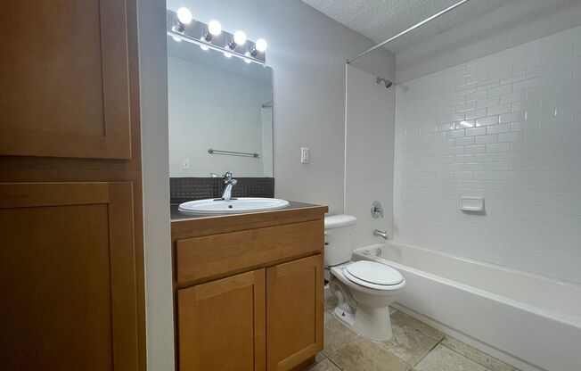 1 bed, 1 bath, 700 sqft, $999, Unit ELP2200-122