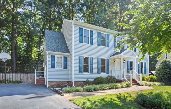 Cozy Colonial on quiet cul-de-sac in Woodlake.