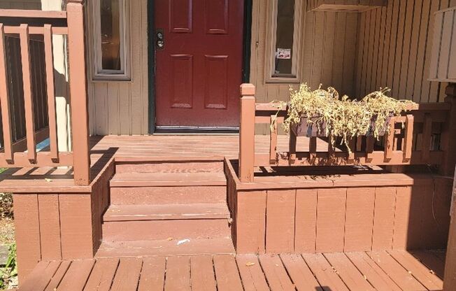 Kent 4 bedroom plus Den and 3 bathrooms & fenced yard and raised gardens - ready for move in August 8-10-2025
