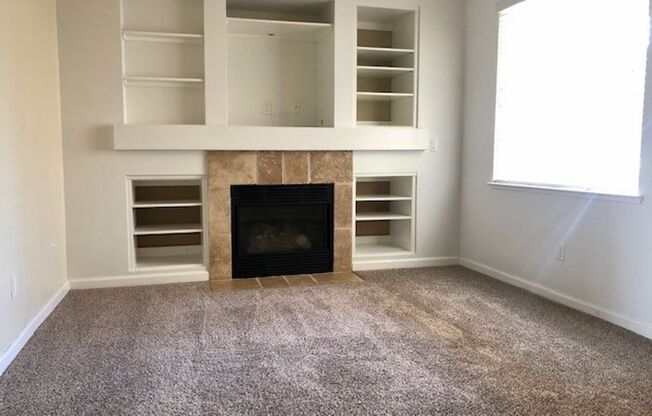 Beautiful 3 Bedroom 2 Bath Townhome and Garage in Altura Villas!