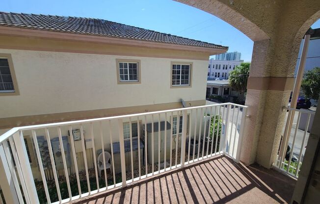 SPACIOUS 2/2 LOCATED IN THE HEART OF HOLLYWOOD