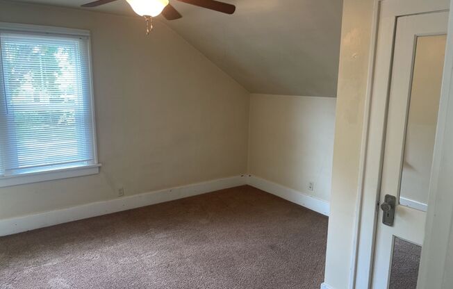 2 beds, 1 bath, 845 sqft, $1,130, Unit Up