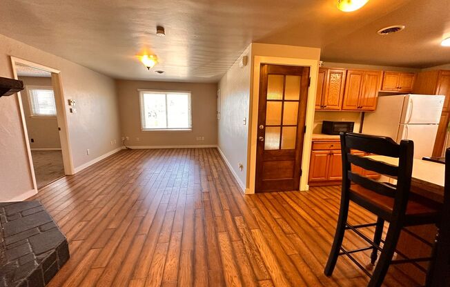 2 beds, 1 bath, 800 sqft, $1,695, Unit 509 7th St - Upper unit