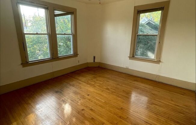 *30 Days of FREE RENT With SIGNED LEASE* 2 bed/1 bath off Brady St!