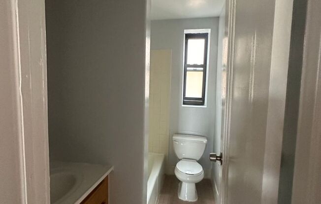2 beds, 1 bath, $2,300, Unit B32