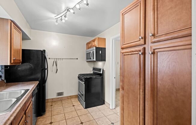 2 beds, 1 bath, $1,825