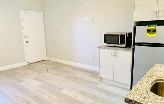 Studio, 1 bath, 200 sqft, $1,800, Unit 1141 Silverado St #101