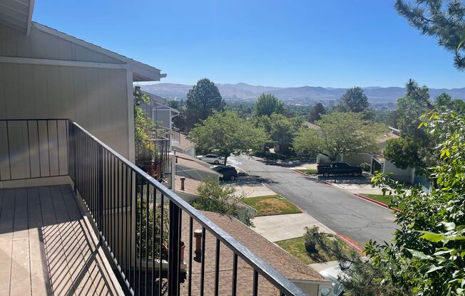 VIEWS! 3BD Townhome Close to UNR