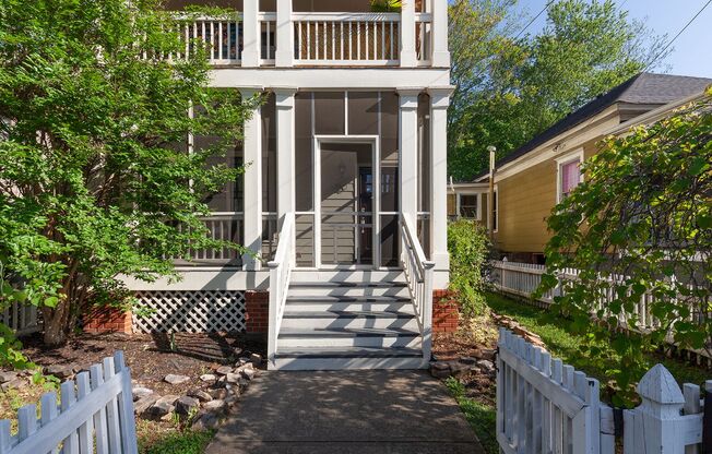 Spacious 3bd/2.5ba Home w/ Fenced Backyard in Great Location!