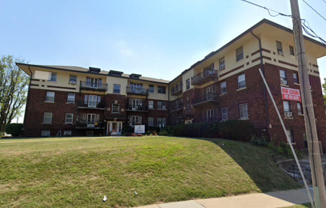 3 beds, 1.5 baths, $1,595, Unit 3801 Jones Street-Unit 4