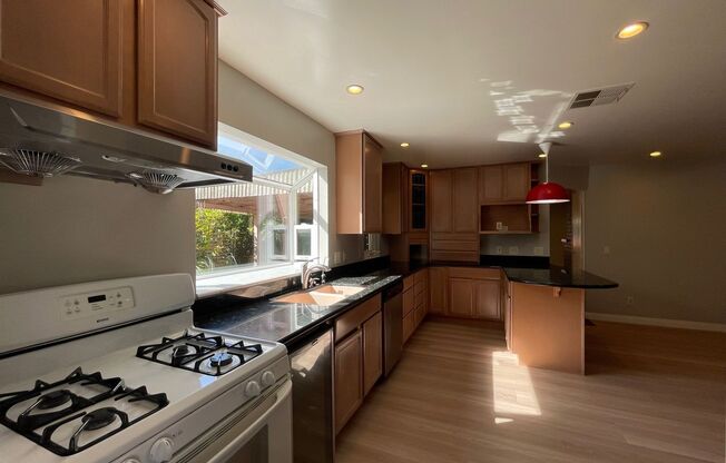 Nice and clean three bedrooms and two bathroom on a quiet cul-de-sac (Single-story house)