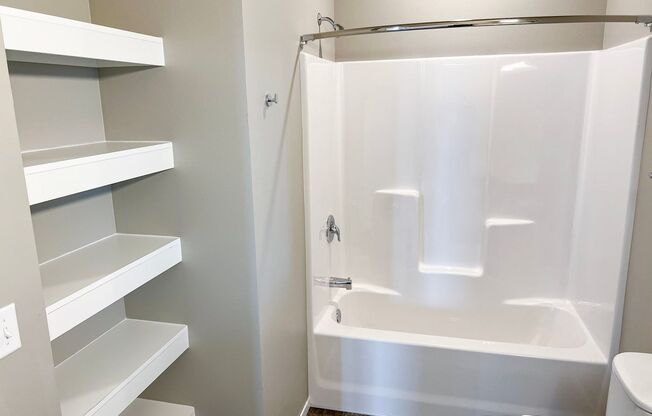 2 beds, 2 baths, 1,280 sqft, $1,750, Unit Bldg 5 Apt 5323