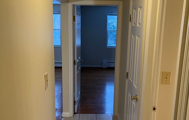 2 beds, 1 bath, 800 sqft, $925, Unit 950-25