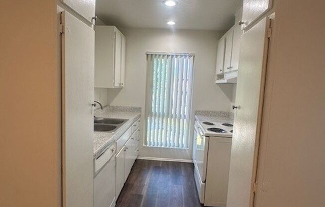 2 beds, 1 bath, 910 sqft, $2,415, Unit I010