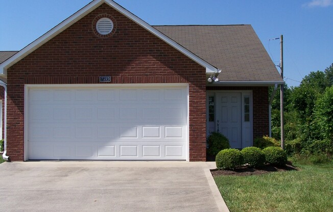 3 bed, 2 bath, 2 car garage townhouse w/ bonus room in North Knoxville Available now!