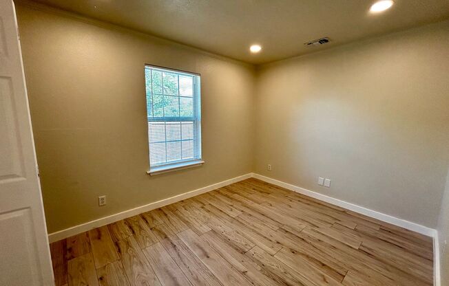 8 beds, 3 baths, $10,400, Unit House