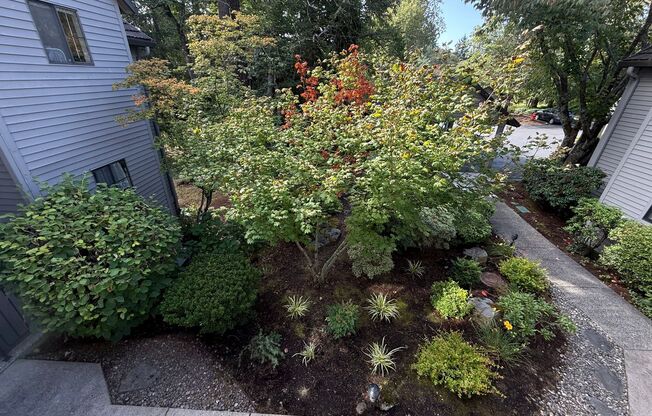 Bright & Airy Lake Oswego 2br Condo w/ Upper Loft-FLEX area could be used as Guest Rm, Office or Media Rm