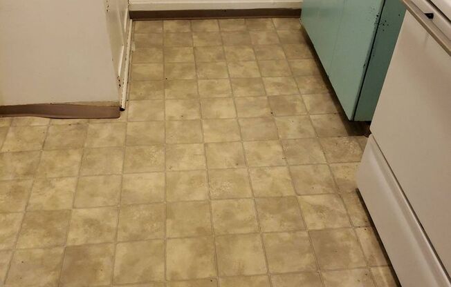 2 beds, 1 bath, $810, Unit O