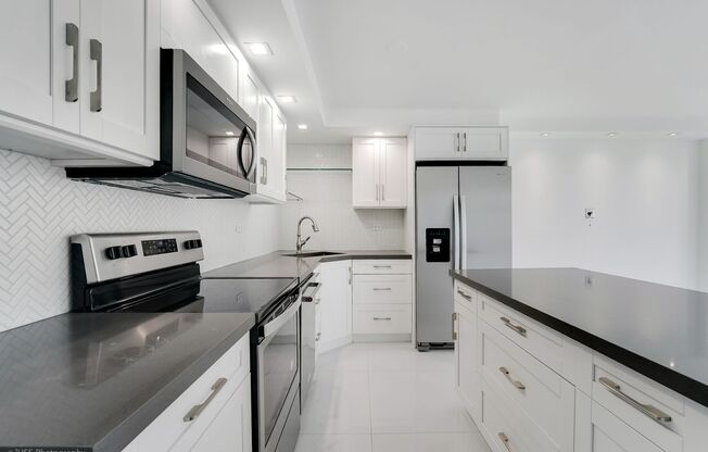 Maison Grande – 6039 Collins Ave