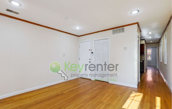 Modern Comfort in The Heights – 2BR with In-Unit Laundry & Central Air!