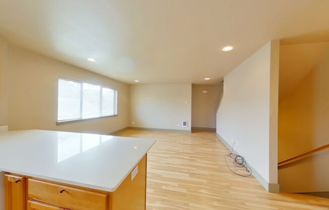 3 beds, 3 baths, $3,100, Unit 564 East 15th Alley