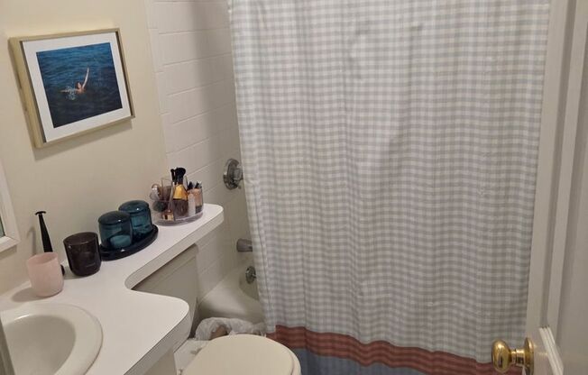 2 beds, 2 baths, $4,400, Unit 7