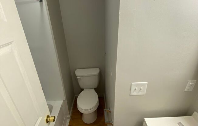 2 beds, 1 bath, 675 sqft, $718, Unit 430 Tefft-Unit 07
