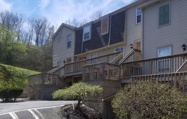 Eagle Ridge Apartments with Patio/Balcony