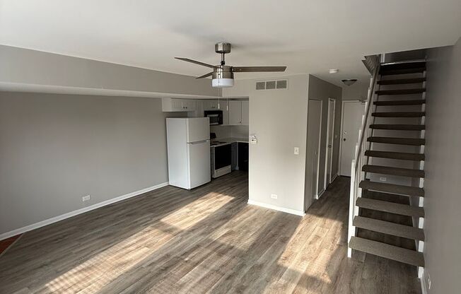 2 beds, 1.5 baths, $2,600, Unit 301