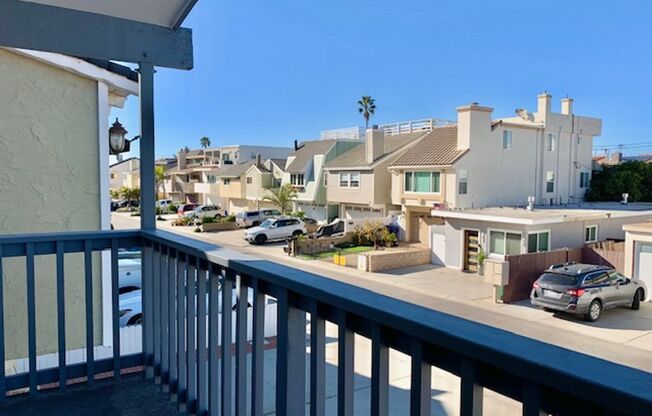 Oxnard | NEWLY RENOVATED | 2 Bed + 1 Bath- Upper unit | Hollywood By the Sea