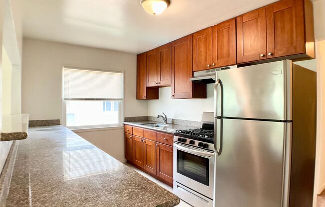 RENOVATED Top Floor. ON-SITE LAUNDRY! HARDWOOD!