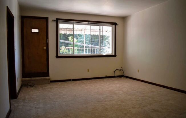Amazing Two Bedroom in Oakland! Ample Natural Light, Central A/C & More!! Call Today!