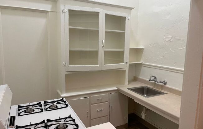 Studio, 1 bath, 420 sqft, $825, Unit 5