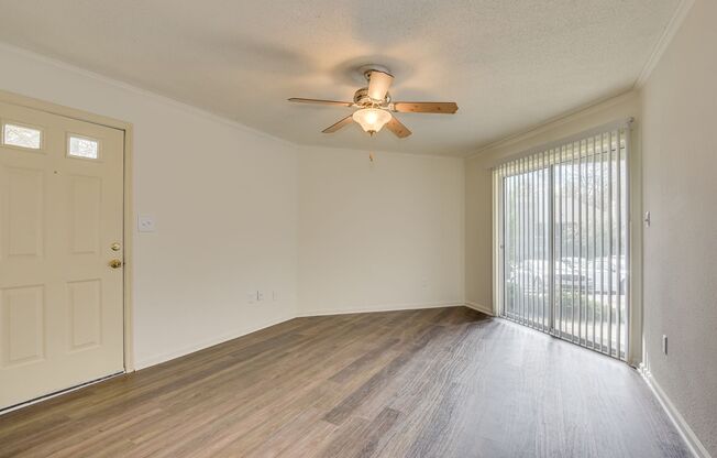 2 beds, 1 bath, 900 sqft, $1,100, Unit 1219