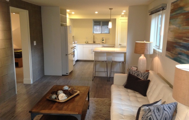 2 beds, 1 bath, 900 sqft, $2,910, Unit Maxwell #1