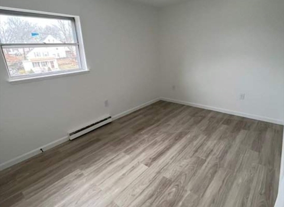 2 beds, 1 bath, 850 sqft, $2,350, Unit 38