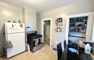 3 beds, 1 bath, $2,900, Unit 3