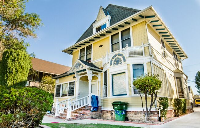 The Lyra Victorian Home on Menlo Avenue!