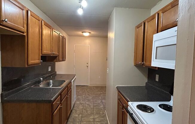 2 beds, 1.5 baths, 934 sqft, $1,650, Unit Q01