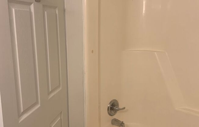 1 bed, 1 bath, $795, Unit APARTMENT B 10